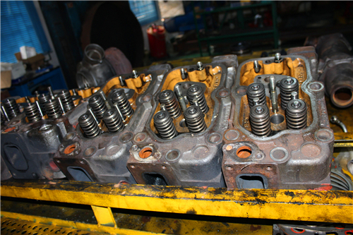 三菱R16柴油發(fā)動機(jī)本體的檢測、修理